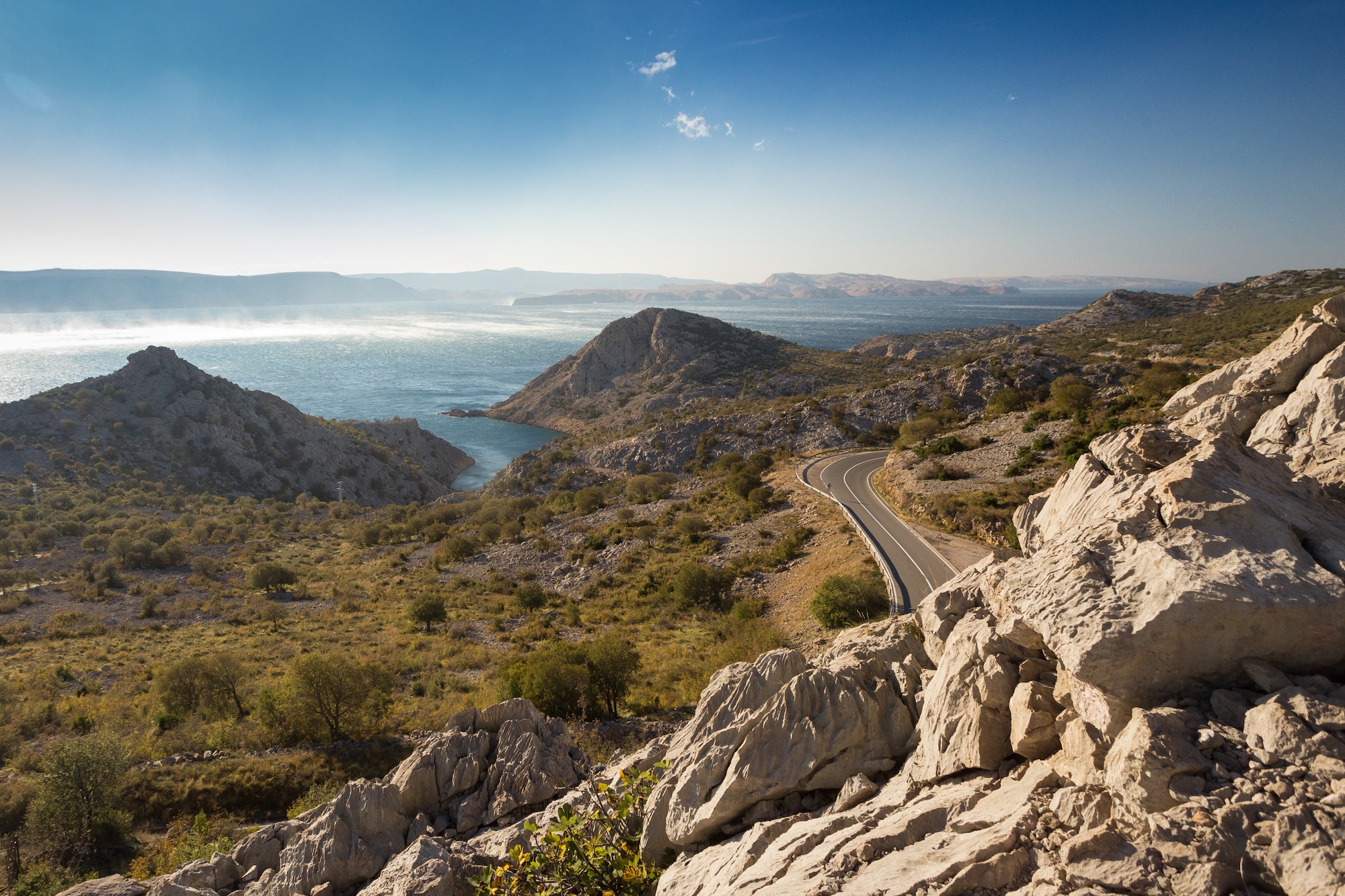 Foto van de Adriatic Highway met de zee op de achtergrond