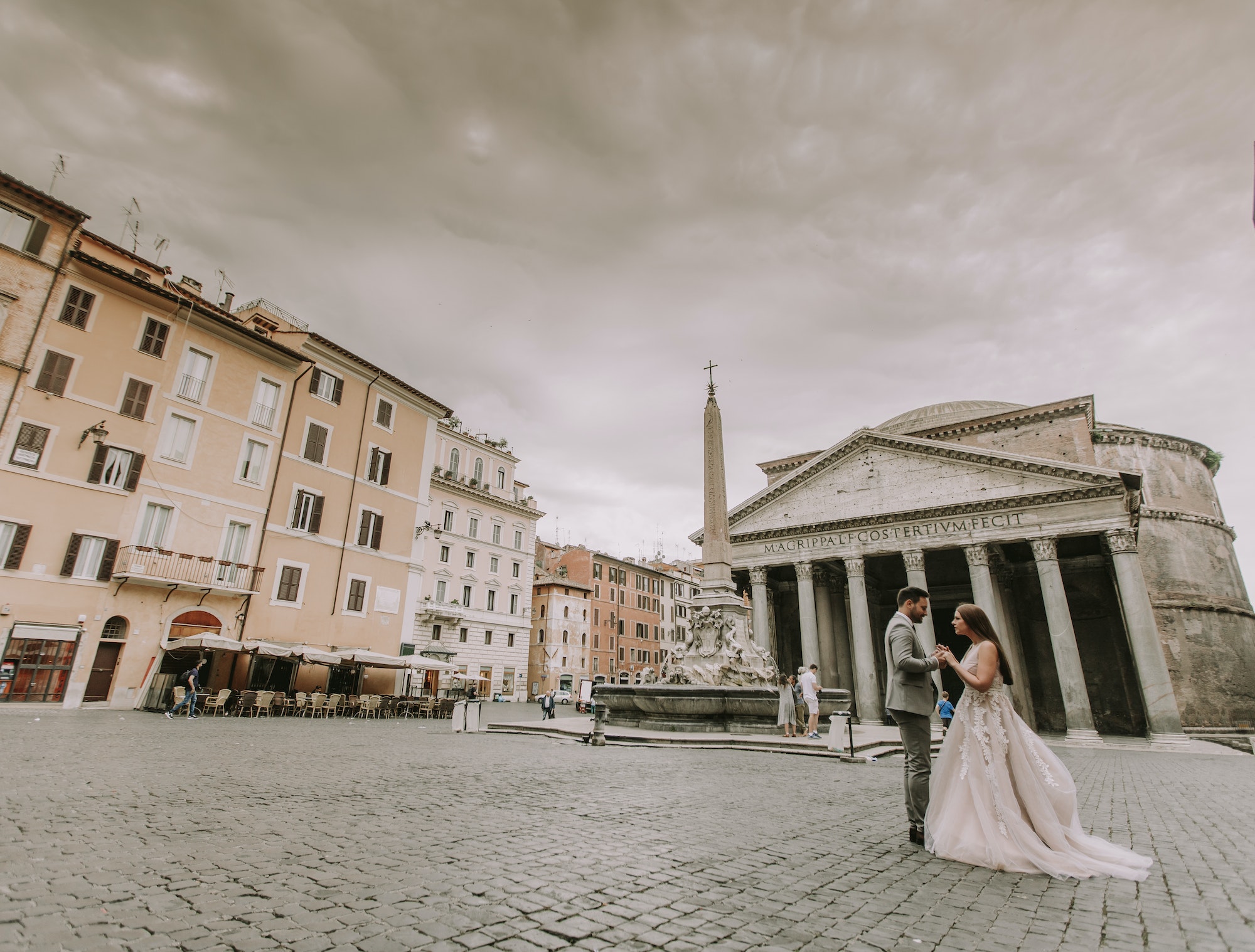 Koppel dat gaat trouwen in het buitenland voor het pantheon in Rome.